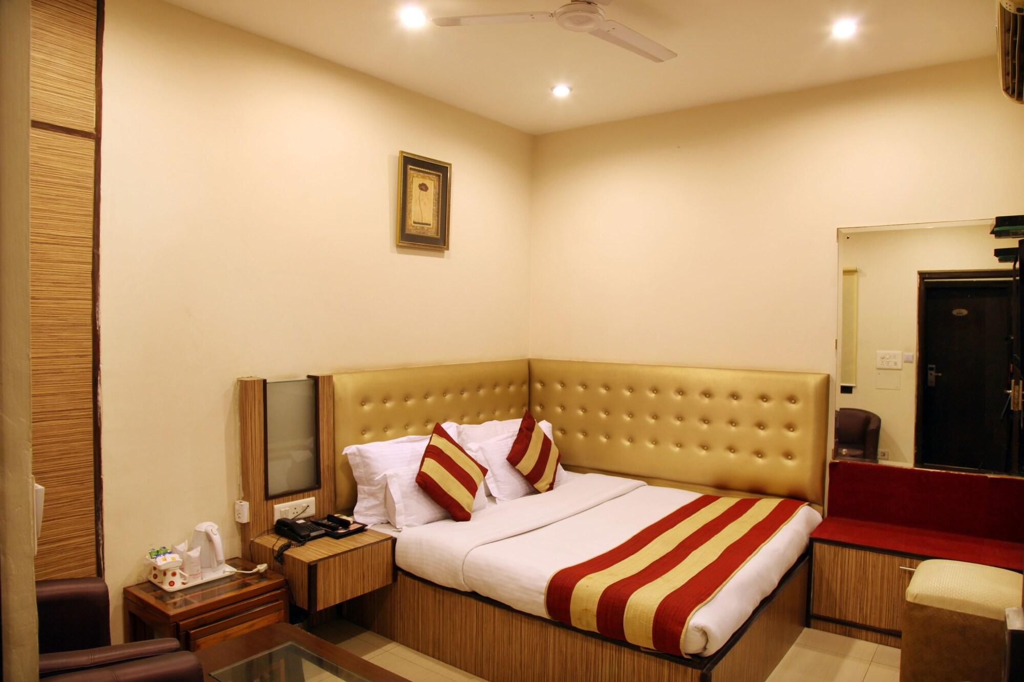 Rupam Hotel Delhi  Exterior photo