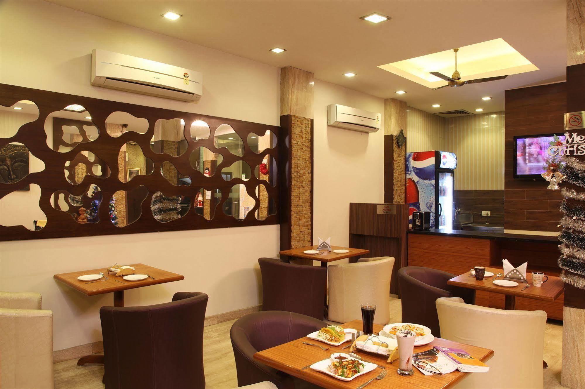 Rupam Hotel Delhi  Exterior photo